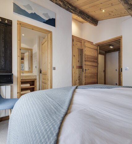 Double room with ensuite bathroom in luxury chalet