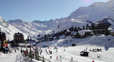 Beginner draglift ski area in Avoriaz on a sunny day